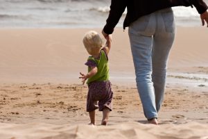 Mamma och barn på strand